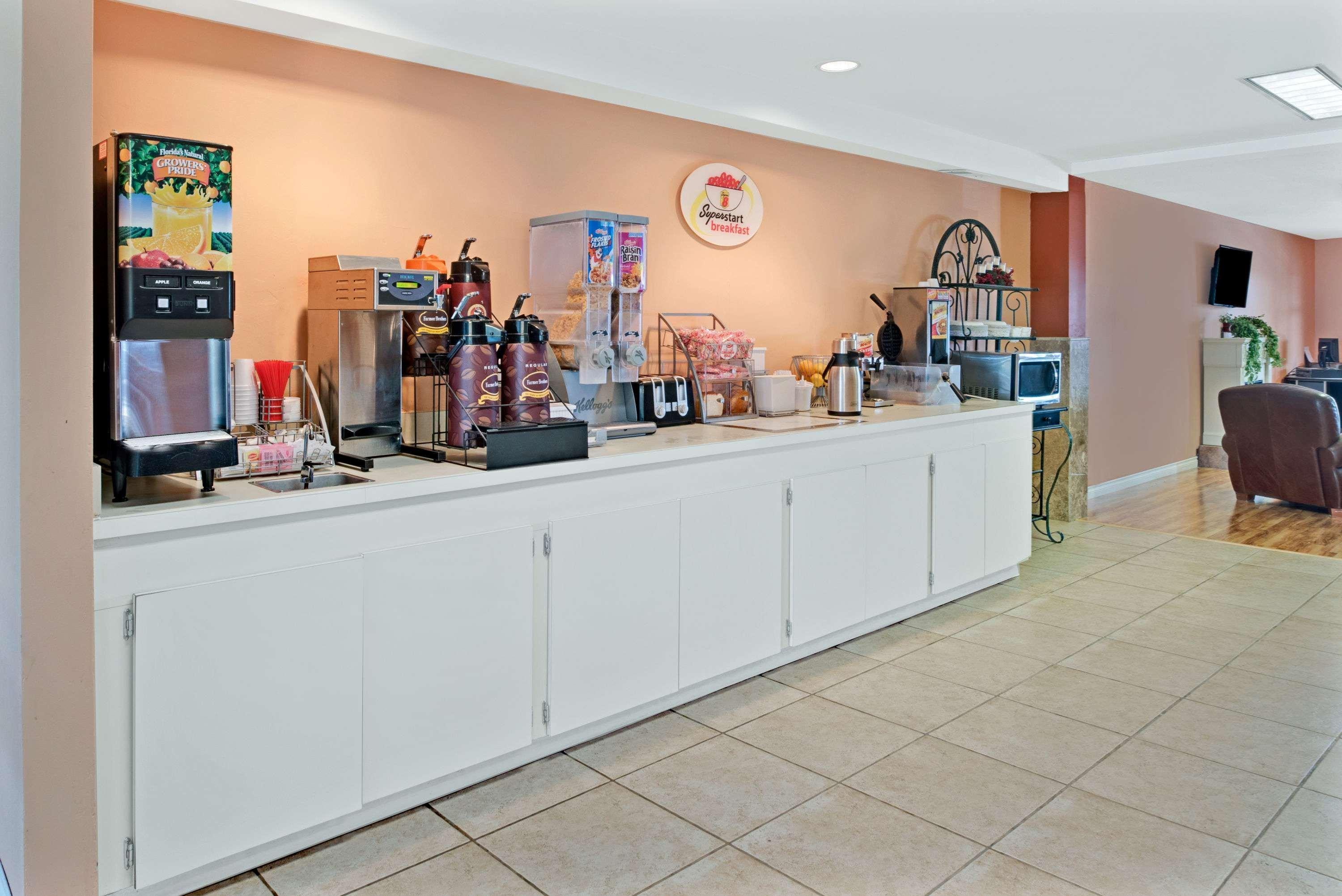 Super 8 By Wyndham Spokane/West Airway Heights Exterior photo
